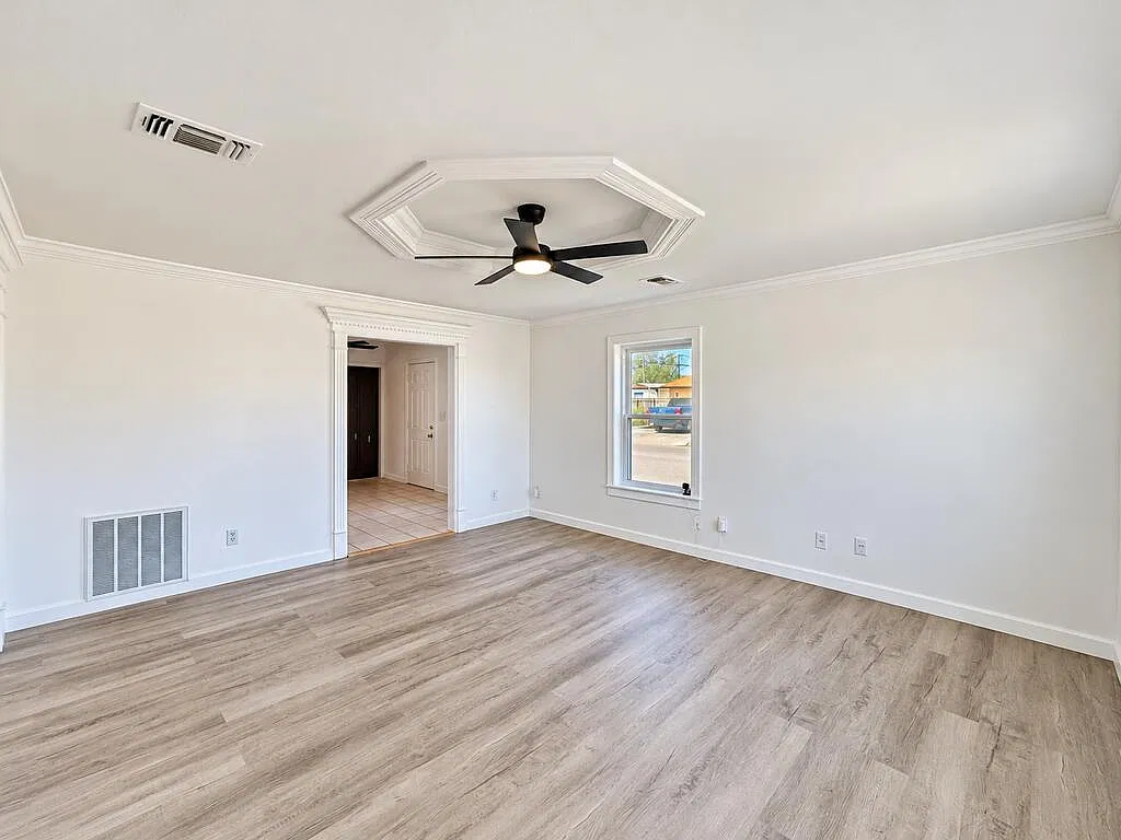 3 bed, 1.0 bath, 1232 sqft, $1,650 — Photo 2