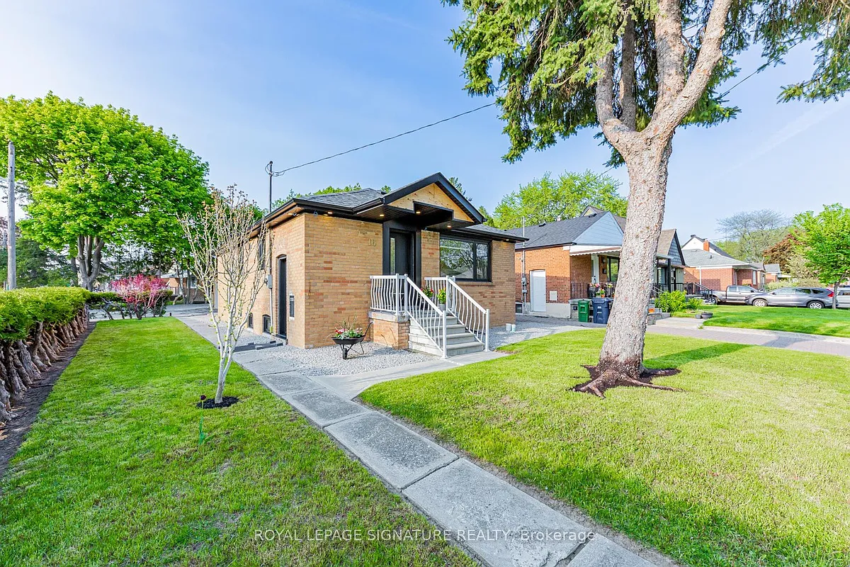 Photo 1 of 35 - 16 Boem Ave - Toronto, ON Primary Photo - 16 Boem Ave