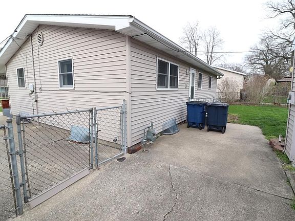 5th image of 629 Superior St