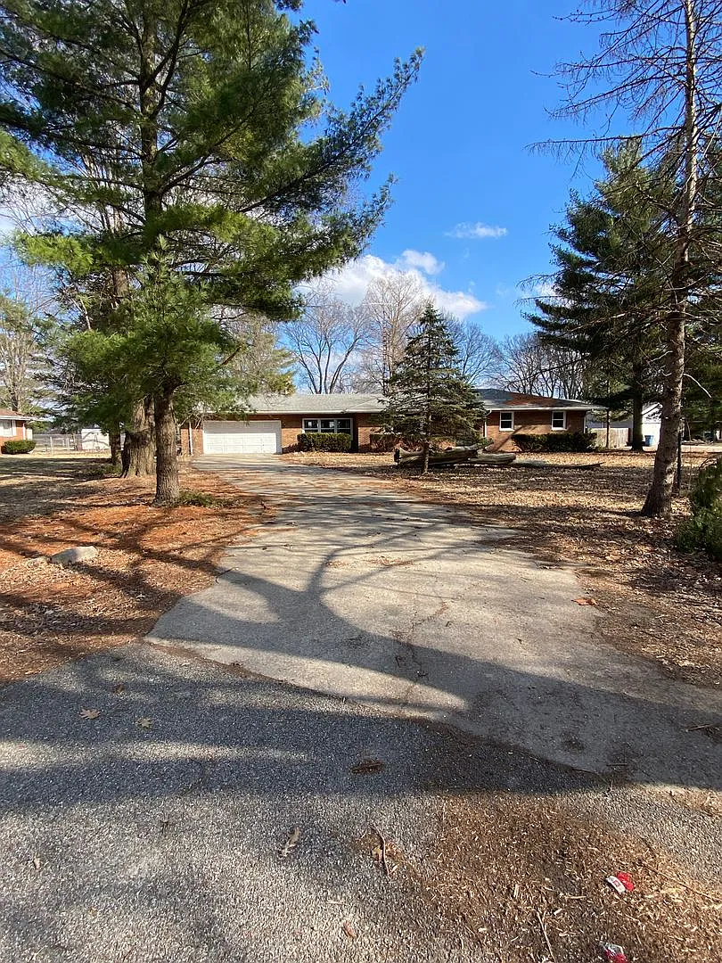 4br 2bth 2cg — Photo 2