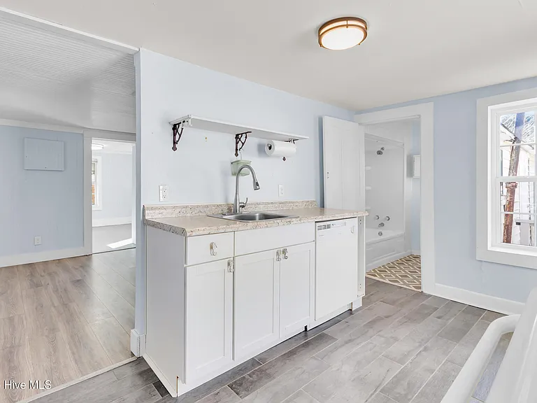 2107 Bay St — Photo 6