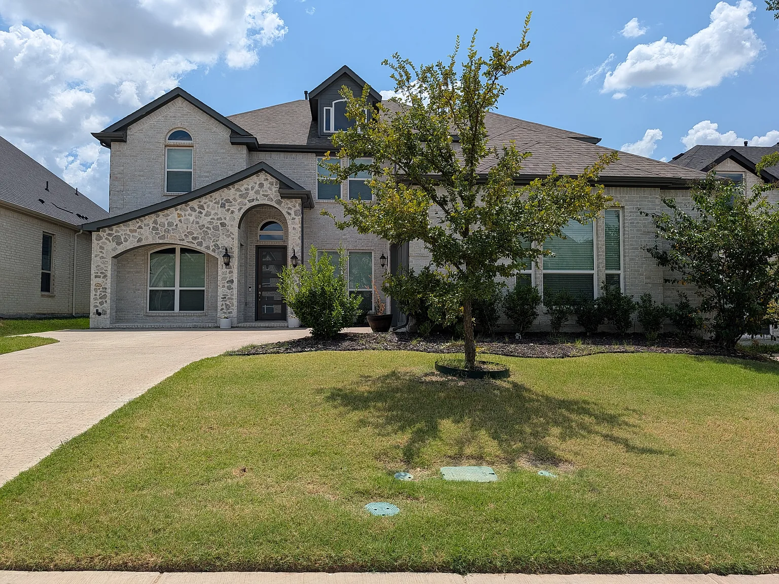 5 bed, 4288 sqft, $4,350 — Photo 2