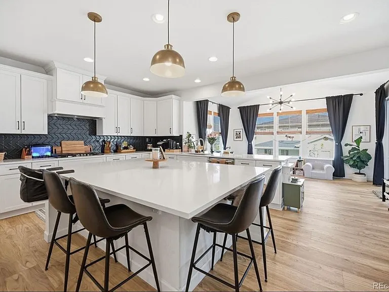 7254 S Waterloo Way — Photo 2