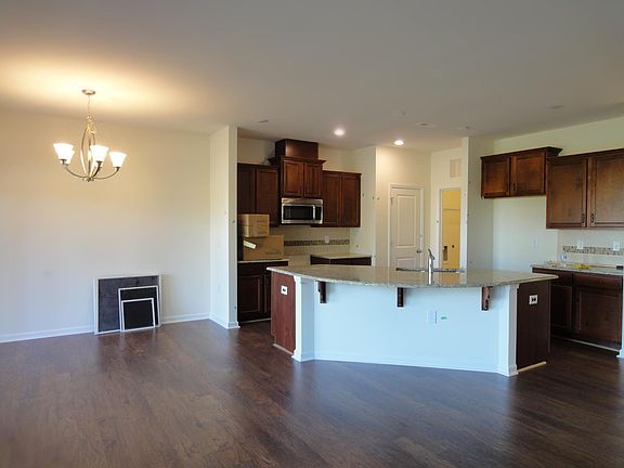 3rd image of 1118 Sky Top Dr
