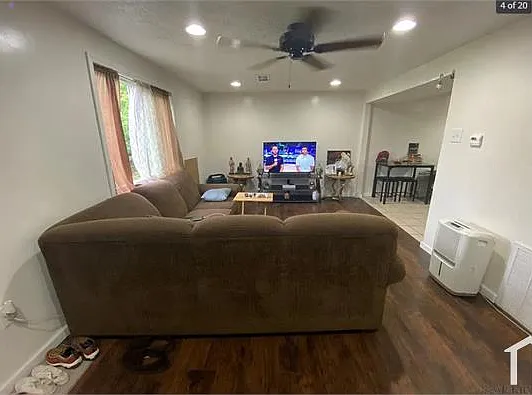 2 bed, 950 sqft, $750 — Photo 1