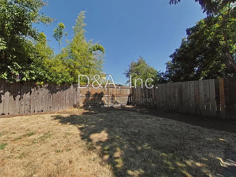 715 SW 11th St — Photo 15