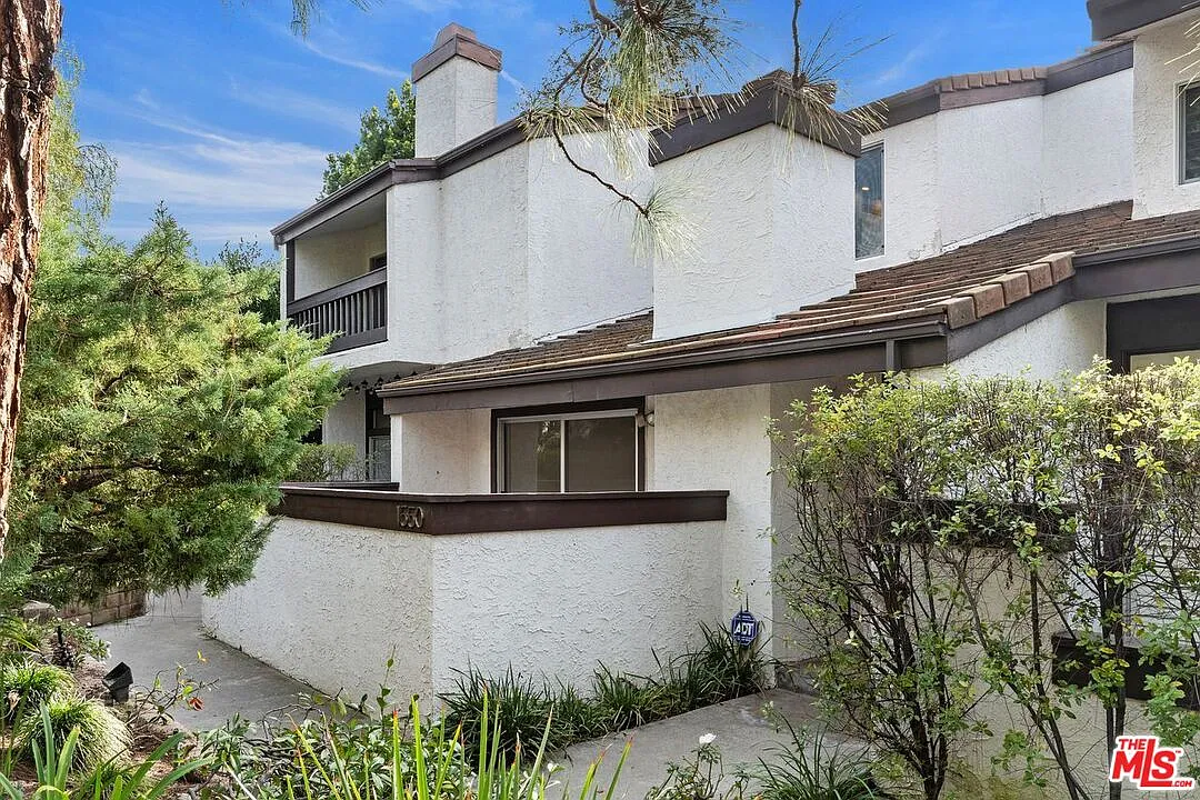 Building Photo - 1550 Palisades Dr #104
