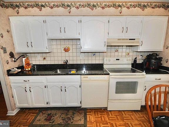 3rd image of 29 Strathmore Dr