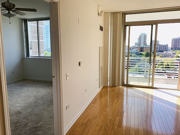 4th image of 1515 S Prairie Ave Unit 817