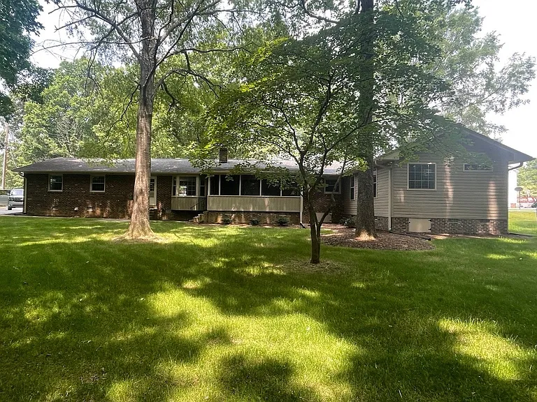 301 Woodland Dr — Photo 2