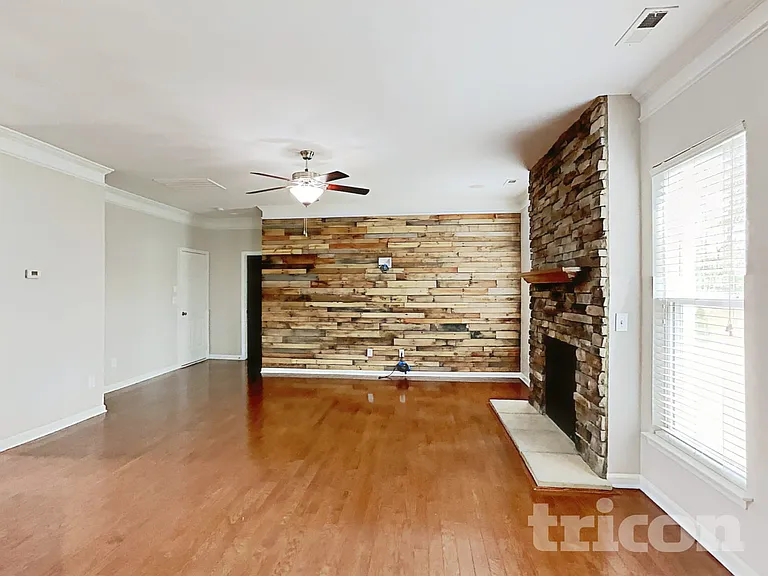 1413 Eastway Dr — Photo 3