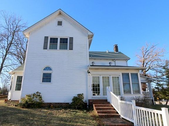3rd image of 208 S Holly St