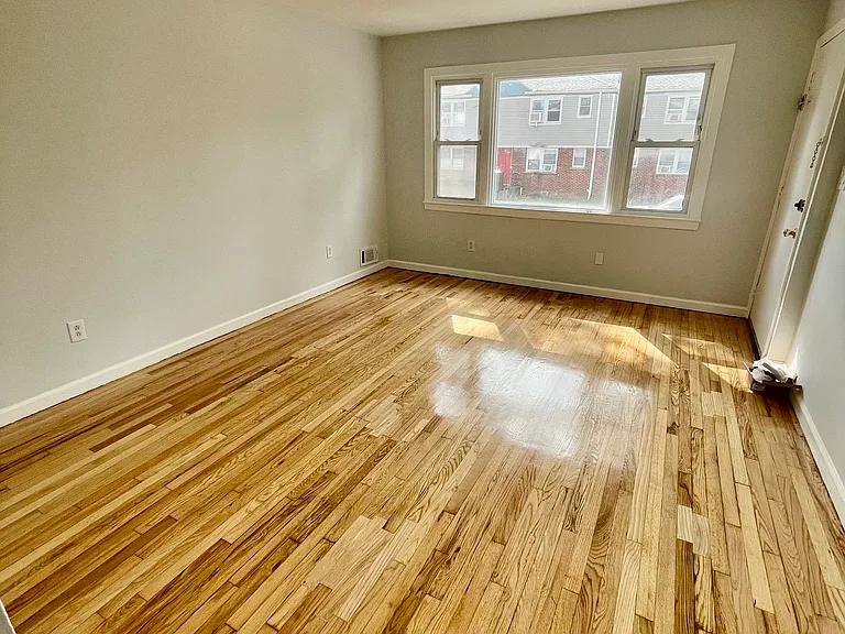 1311 Carrington St — Photo 3