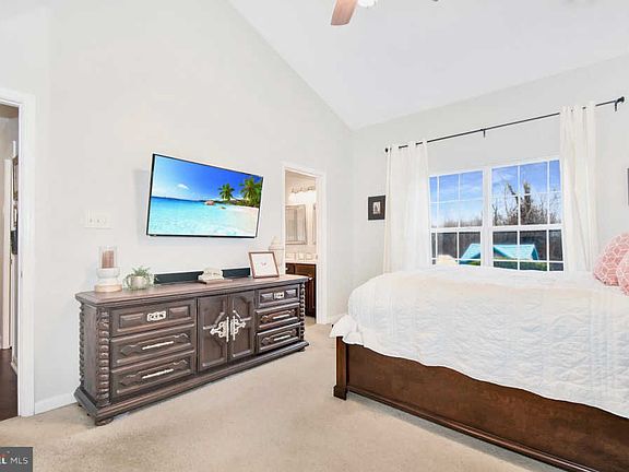 3rd image of 102 Peregrine Ln