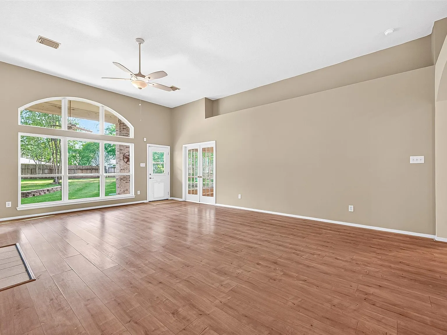 4 bed, 2.0 bath, 2120 sqft, $2,700 — Photo 4