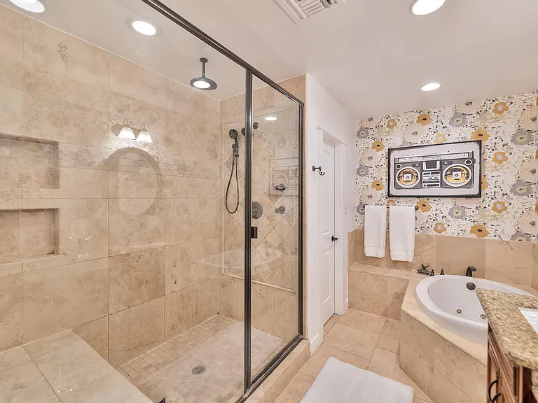 121 W Orchid Ln — Photo 16