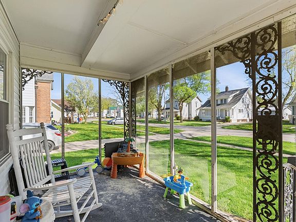 3rd image of 211 W Oak St