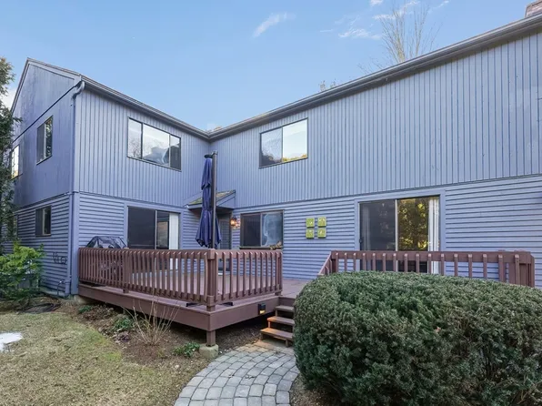 24 Country Club Ln #B, Milford, MA 01757