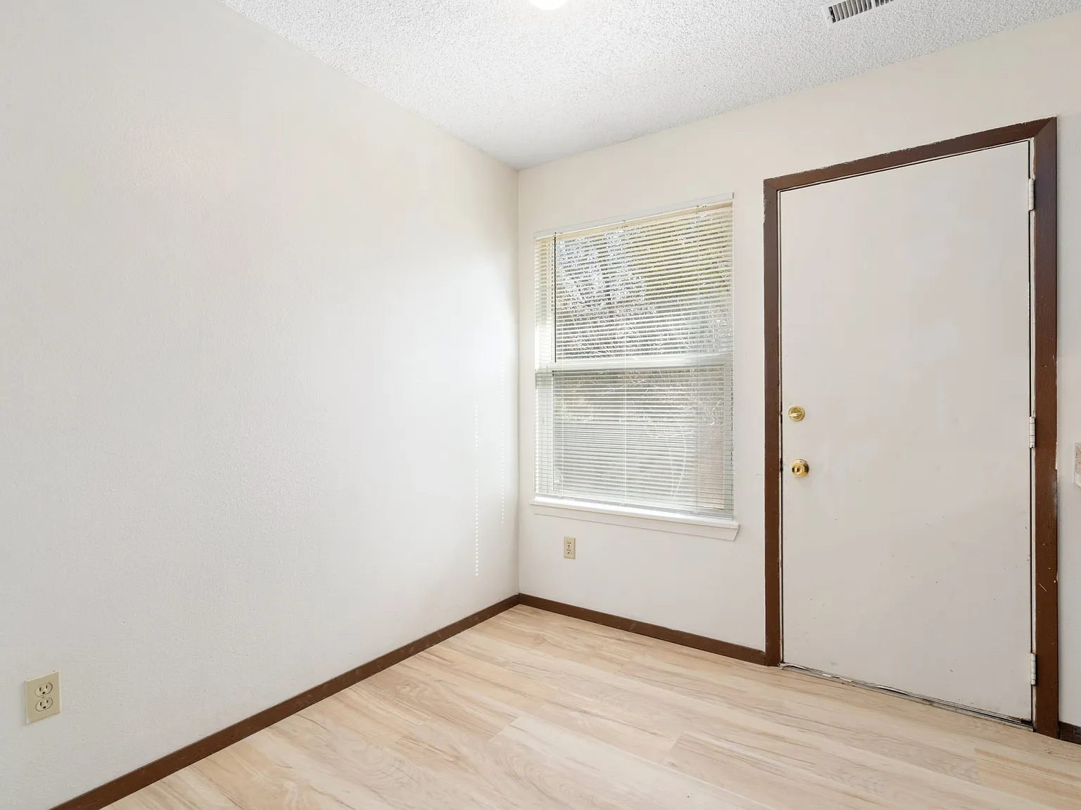 3 bed, 1.5 bath, 990 sqft, $1,500 — Photo 3