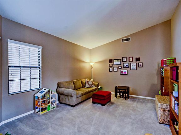 4th image of 123 E Vera Ln