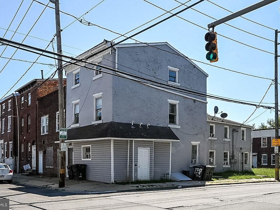 1st image of 700 E 7th St