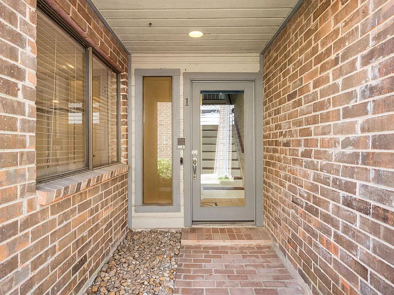 1114 Augusta Dr #1 — Photo 3
