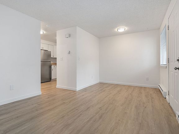 2nd image of 621 32nd St Unit 11