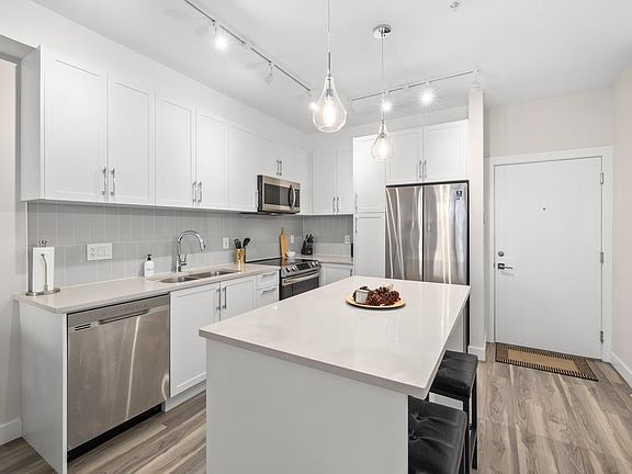 2nd image of 111-20356 72b Ave #111