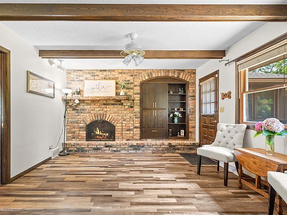 4th image of 830 Reeds Ln