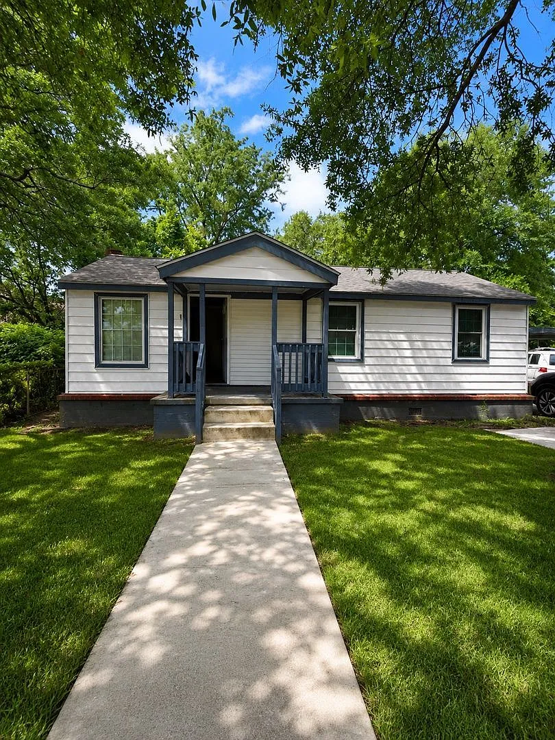 3 bed, 1.0 bath, 902 sqft, $2,225 — Photo 2