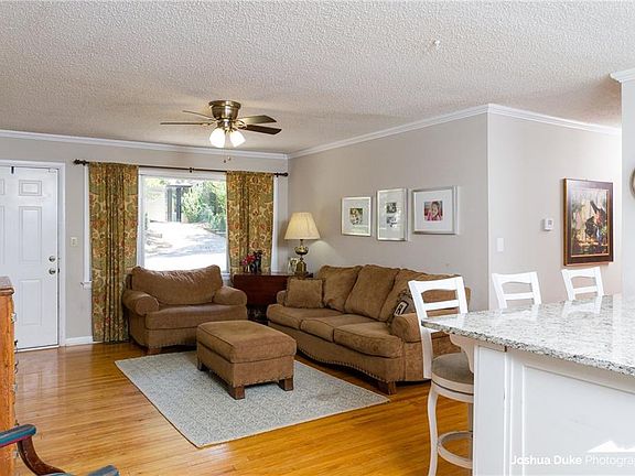 3rd image of 819 N Woodlawn Dr