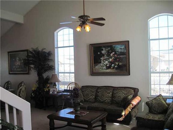 3rd image of 501 Candelaria St