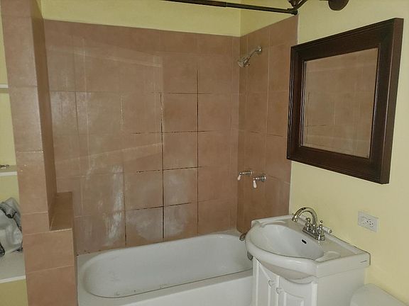 5th image of 2800 N Pine Grove Ave #G