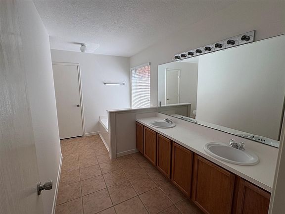 5th image of 17511 Hoover Gardens Dr