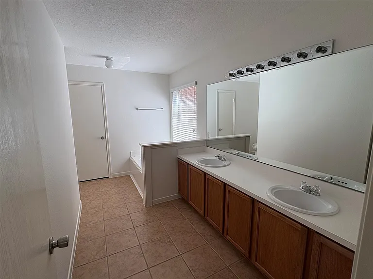 17511 Hoover Gardens Dr — Photo 5