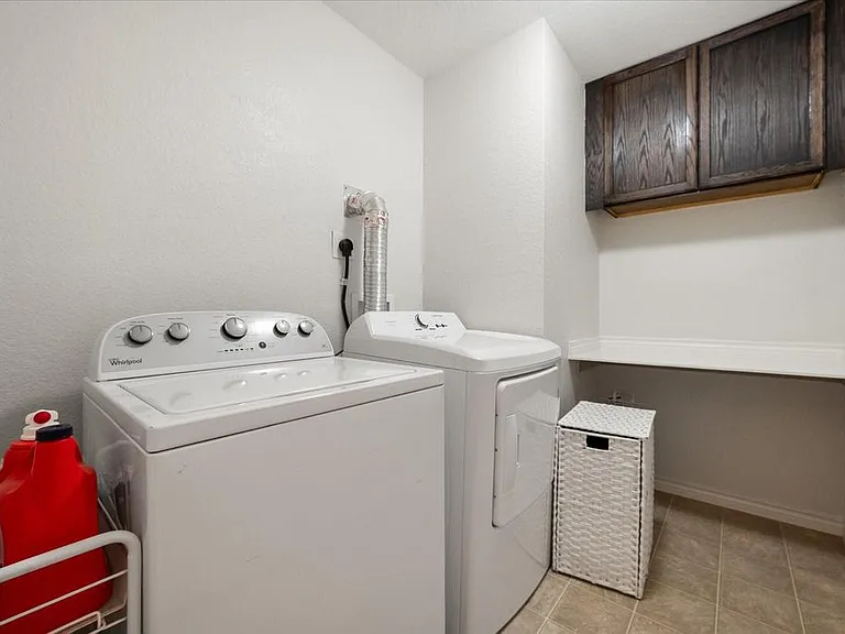 9224 Diane Dr — Photo 3