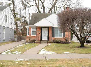 2135 Fleetwood Dr, Grosse Pointe Woods, MI 48236