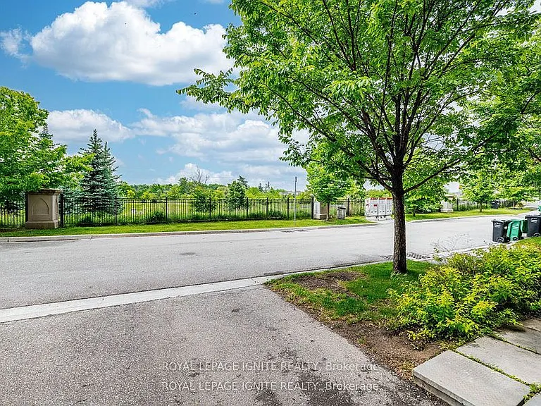 37 Aspen Hills Rd — Photo 3