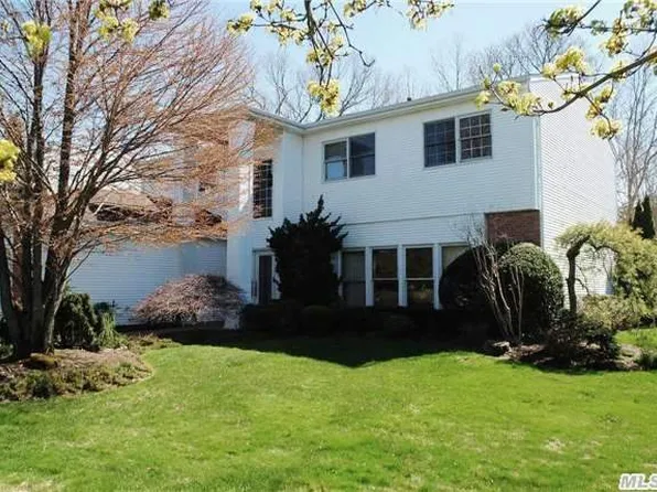 120 Fairway View Dr, Commack, NY 11725