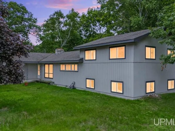 2511 S 21st St, Escanaba, MI 49829