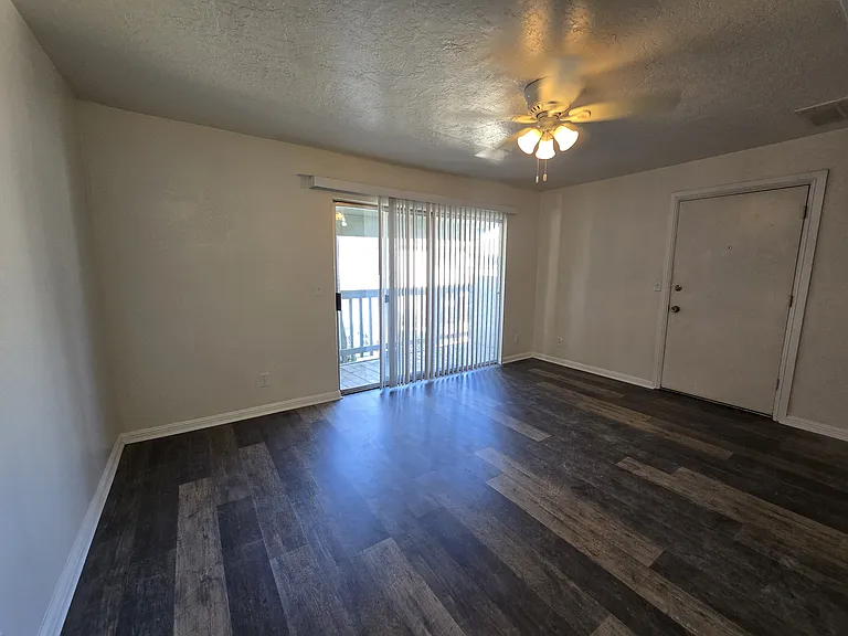 Echo Manor Apartments — Photo 4