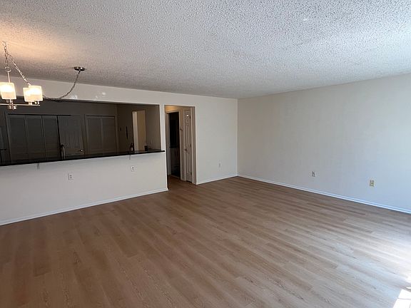 3rd image of 28 Madison Ct