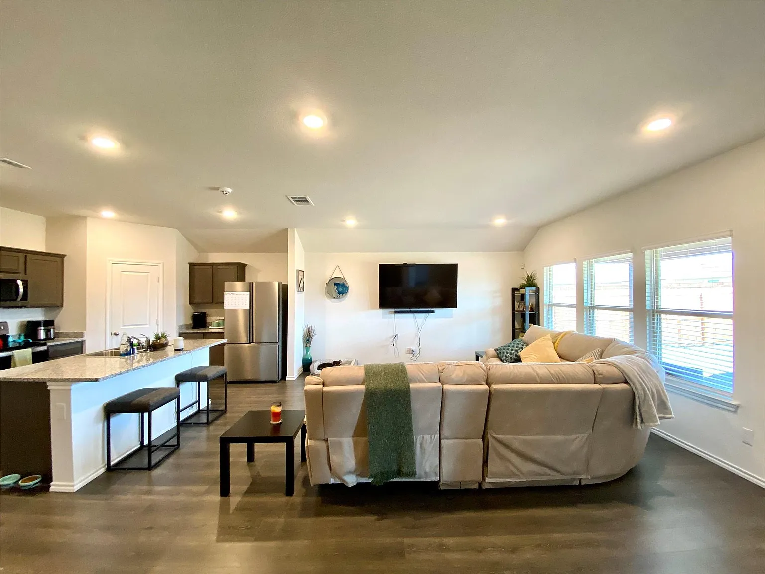 4 bed, 1870 sqft, $2,200 — Photo 4