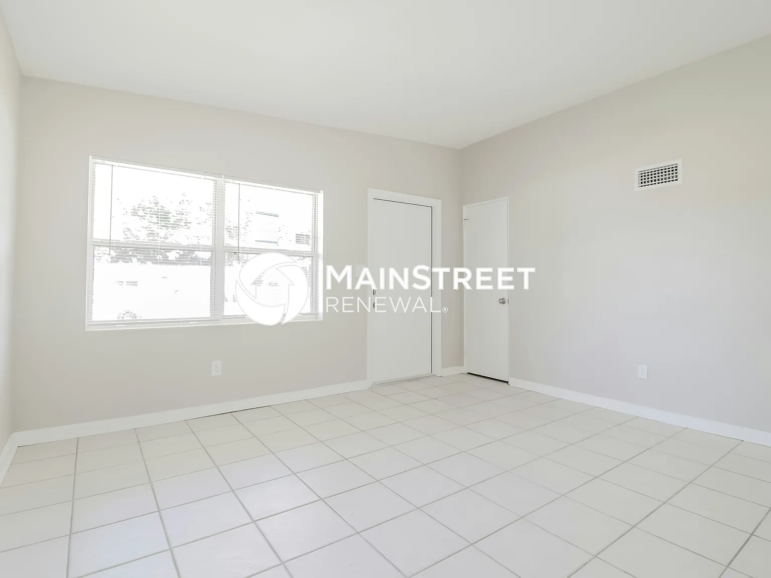 320 Hilltop Dr N — Photo 2