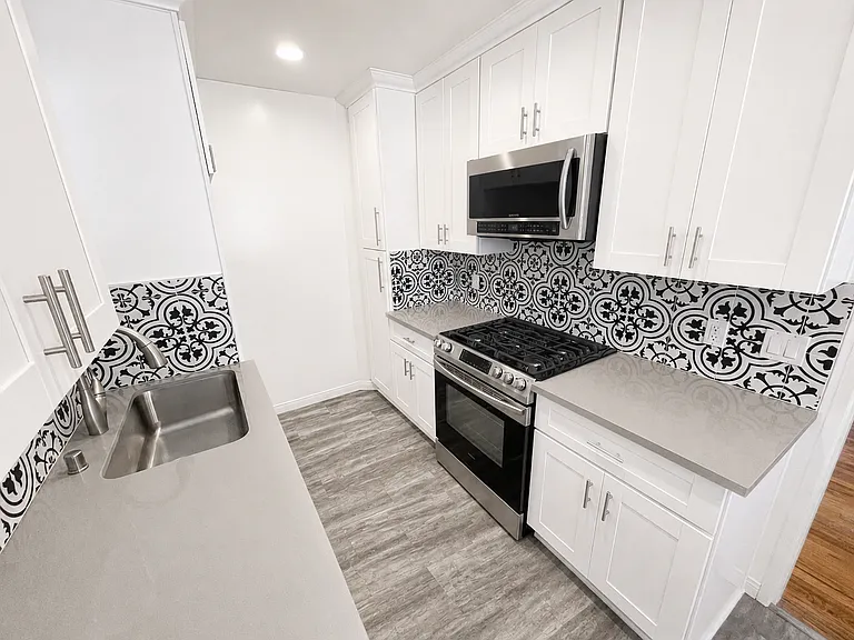 Completely Remodeled Spanish Style Midtown Apartment! Air Conditioning! — Photo 10