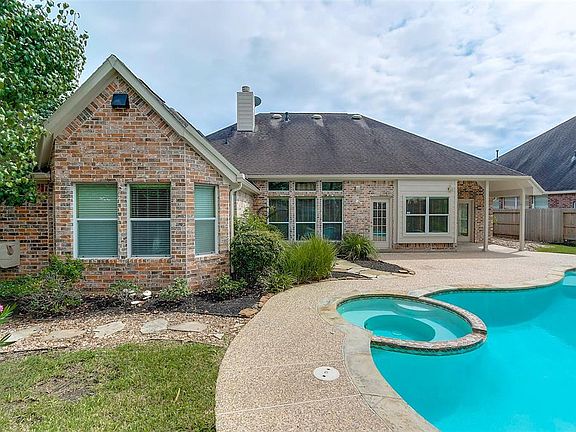 Beautiful backyard retreat with pool and spa!