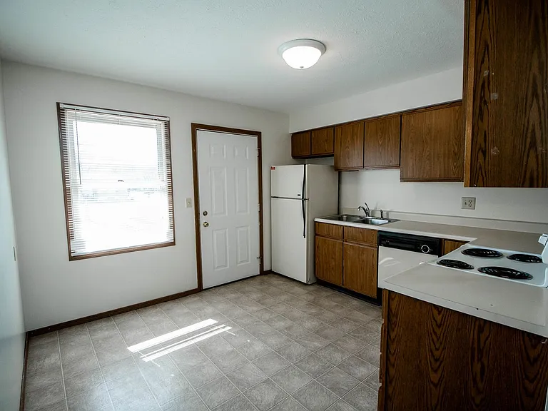 707 Golfcrest Rd S — Photo 5
