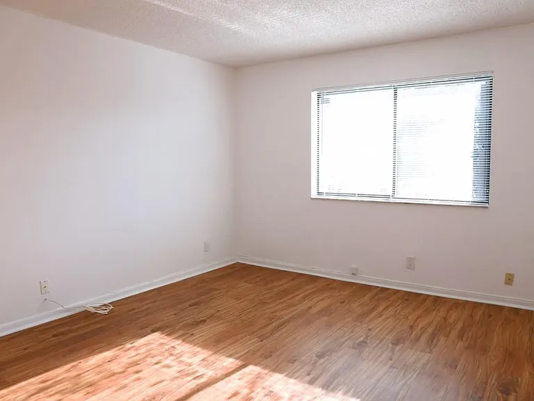 428 Lakeview Dr #201 — Photo 11