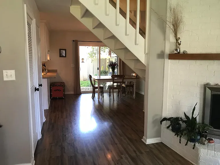 902 Beresford Ct — Photo 3