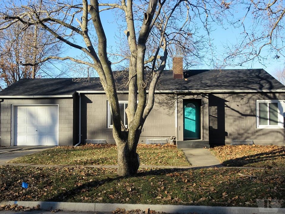 1st image of 815 9th Ave E